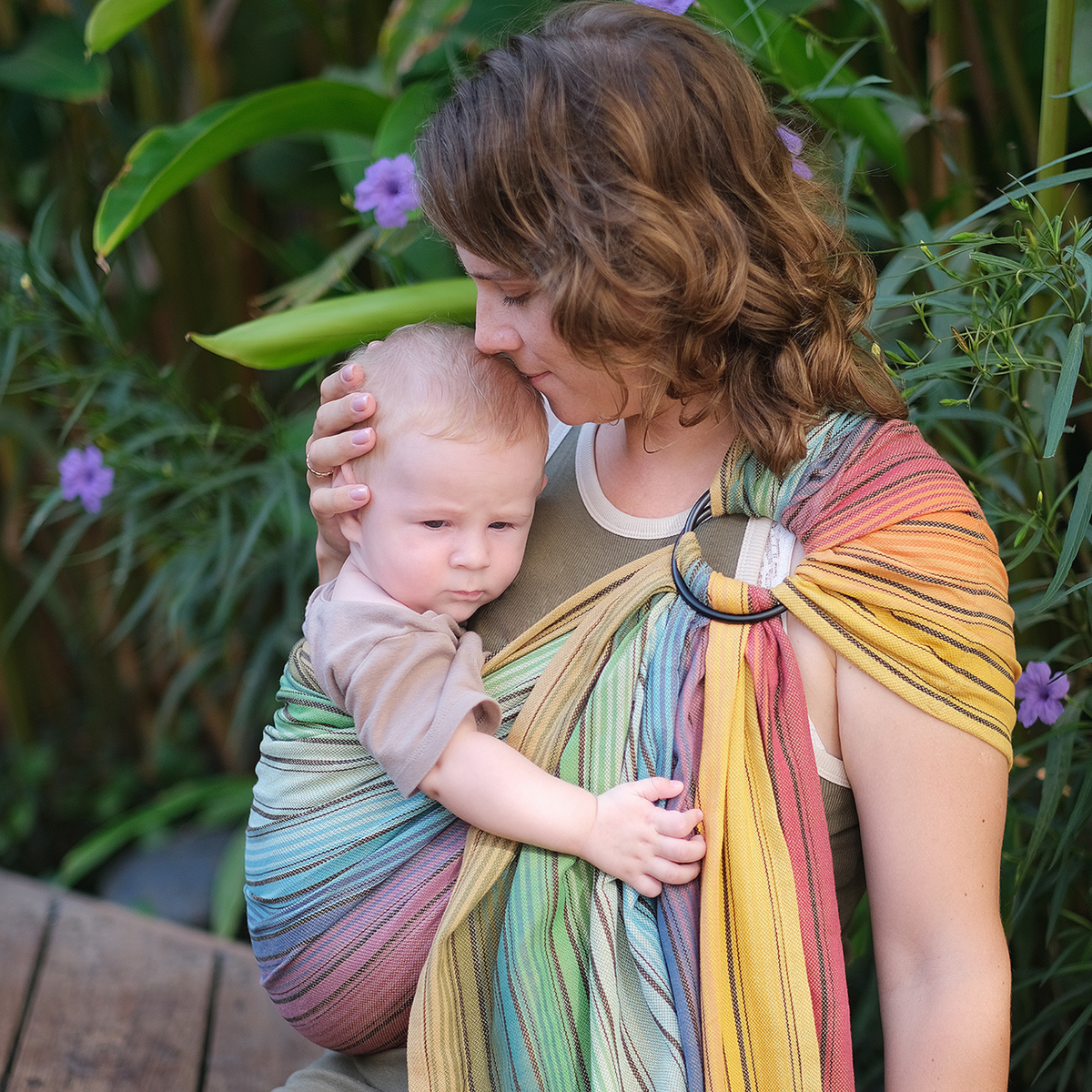 Girasol Ringsling Chameleon Tragebild mit Baby