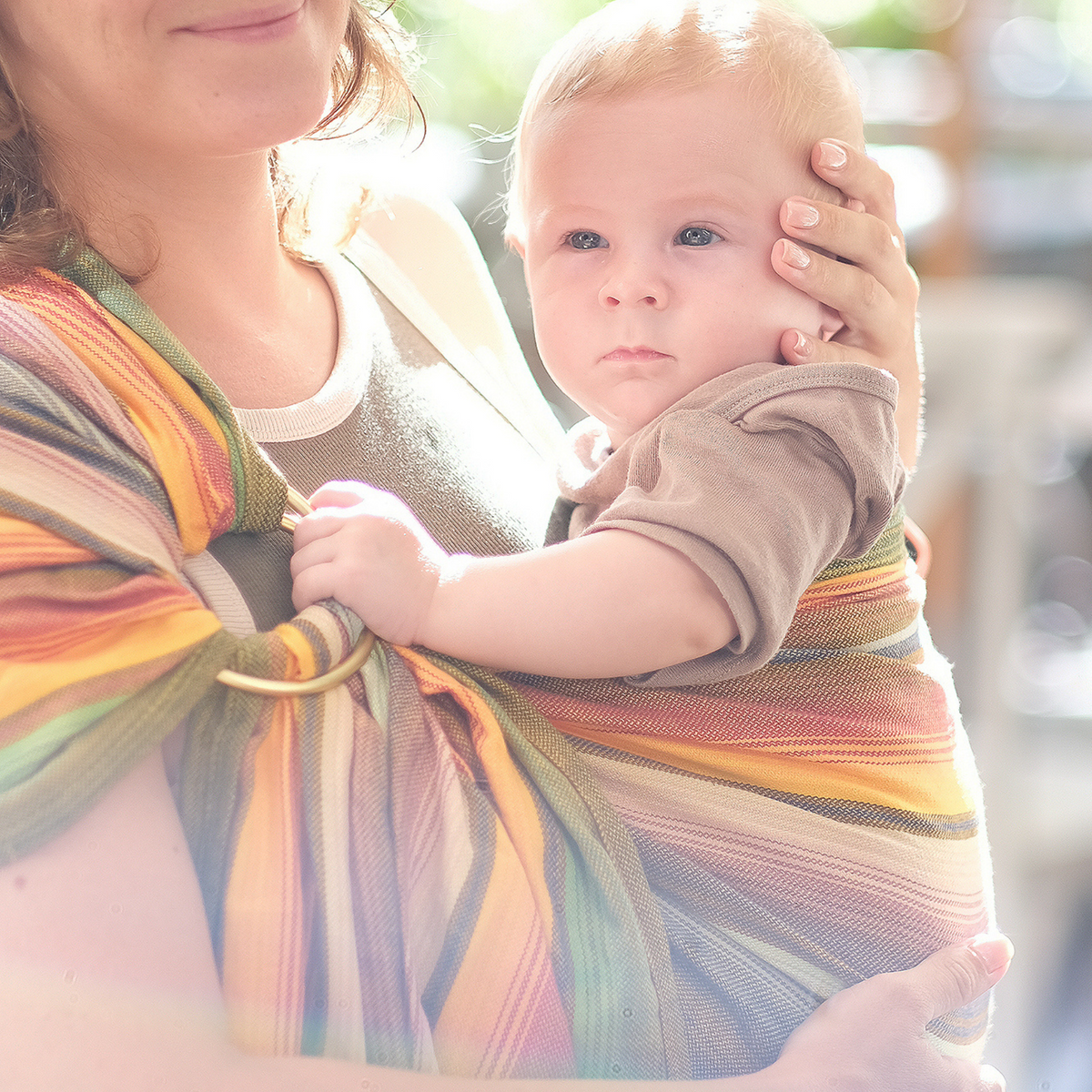 Girasol Ringsling Chichi gelb Tragebild mit Baby