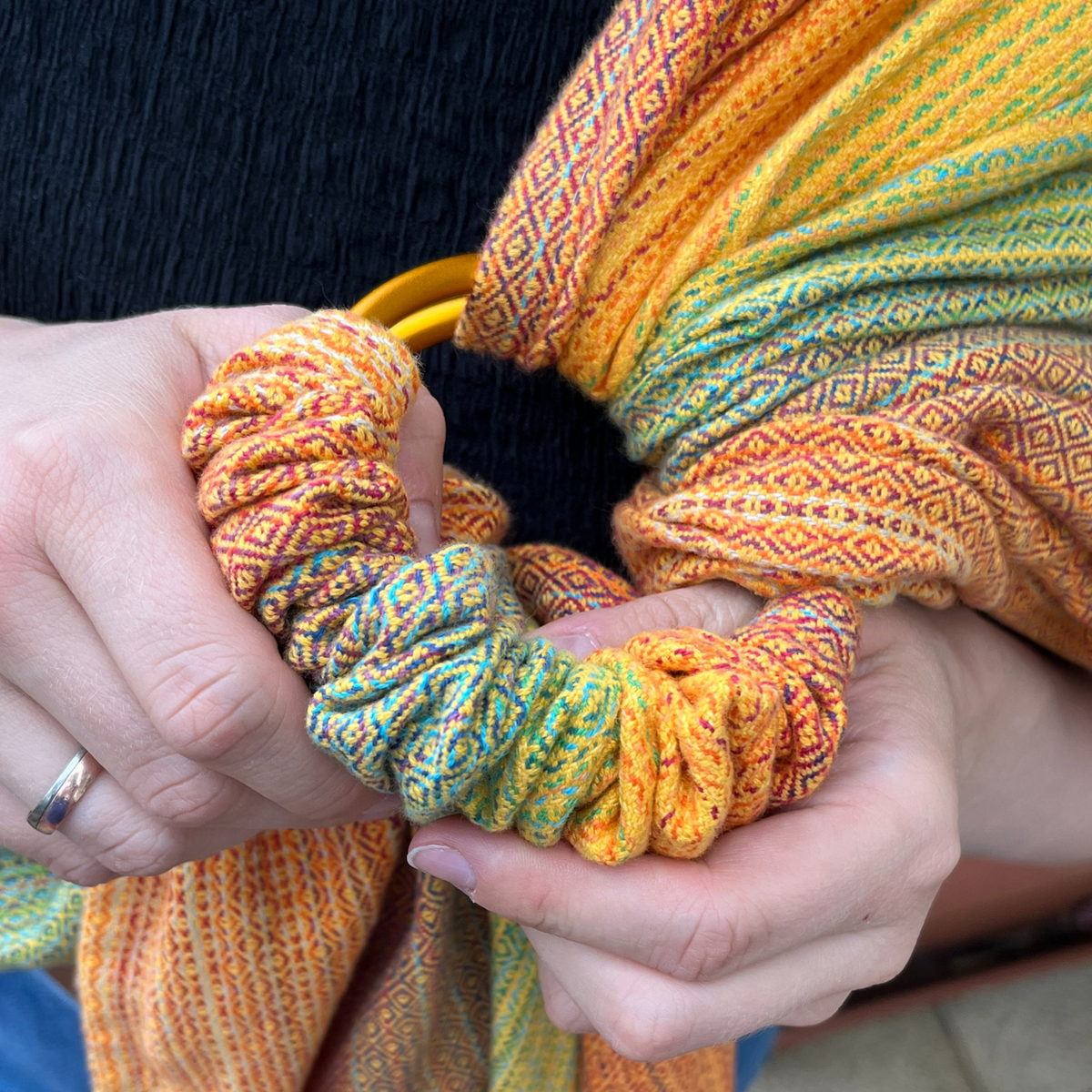 Ringsling Free Elf fusion d&#39;oro double weft Detailbild vom einfädeln des Stoffs in den Slingringen